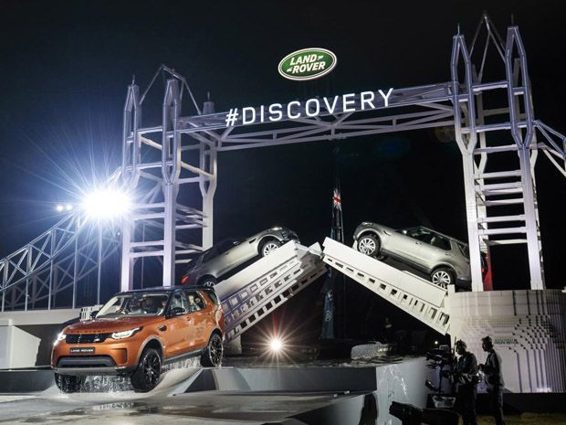 New Land Rover Discovery Memikat Pengunjung Paris Motor Show 2016