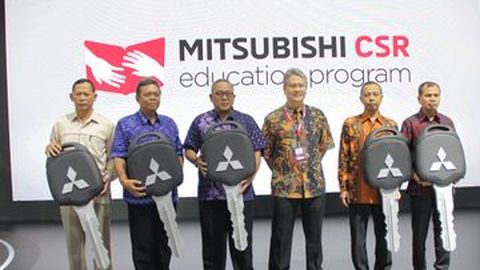 Mitsubishi Serahkan 5 Mobil untuk SMK