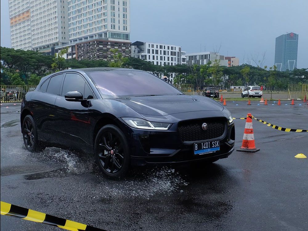 Perhatian, Orang Kaya! Ini Lama Inden Dua Mobil Listrik Jaguar Land Rover