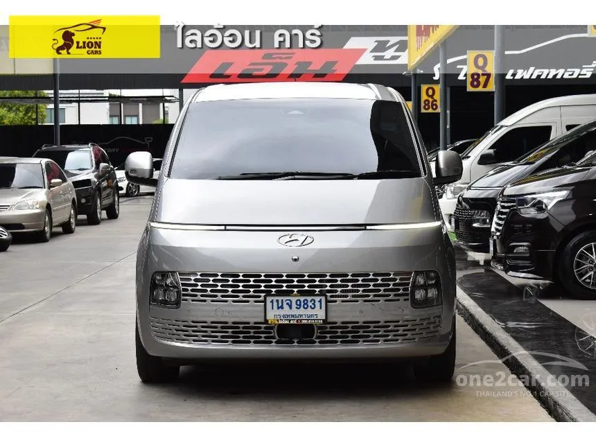 2023 Hyundai Staria SEL Van