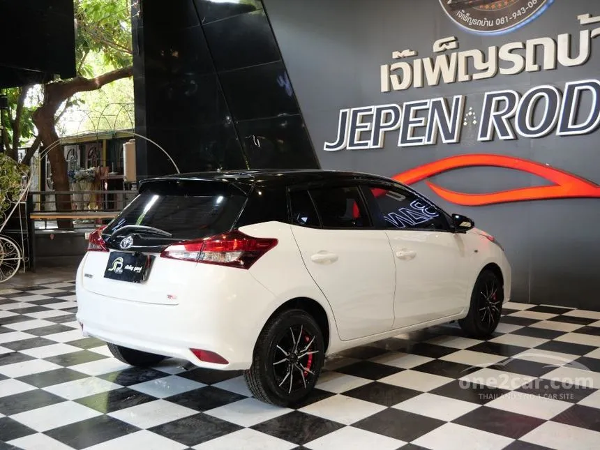 2021 Toyota YARIS Entry Hatchback