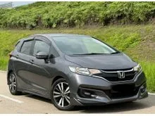 2017 Honda Jazz 1.5 V Hatchback / GK5 FACELIFT / FULL HONDA SERVICE 97K KM MILEAGE / MULTI FUNCTION STEERING WITH PADDLE SHIFT / SEMI LEATHER SEAT