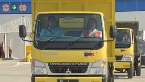 Jokowi Naik Mitsubishi Fuso Resmikan Tol Ngawi-Kertosono