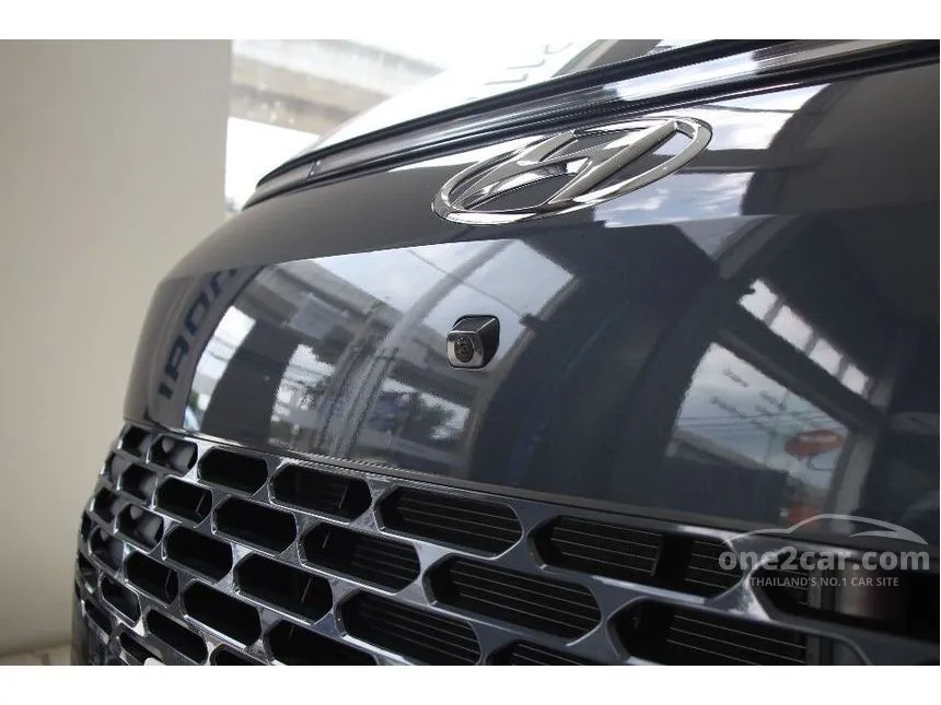 2022 Hyundai Staria SEL Van