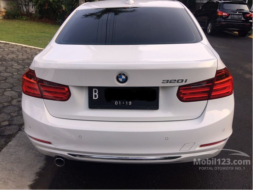 2013 BMW 320i Luxury Sedan
