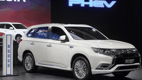 Mitsubishi Outlander PHEV Hanya Bisa Dicas di Rumah Gedongan