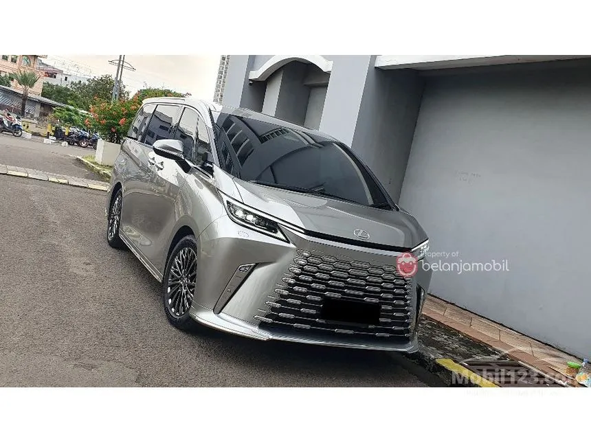 2025 Lexus LM 350h 4 Seater MPV