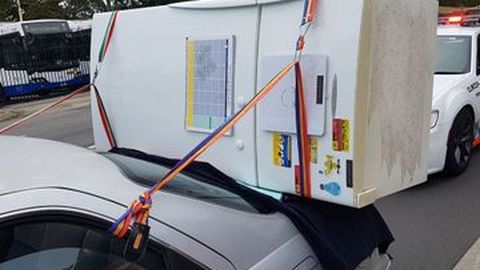 Aduh Bahaya Banget, Toyota Camry Ini Dipakai Angkut Kulkas!