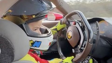 Wow, Bocah 3 Tahun Ini Sudah Terlatih Bawa Ferrari Bermanuver di Sirkuit!