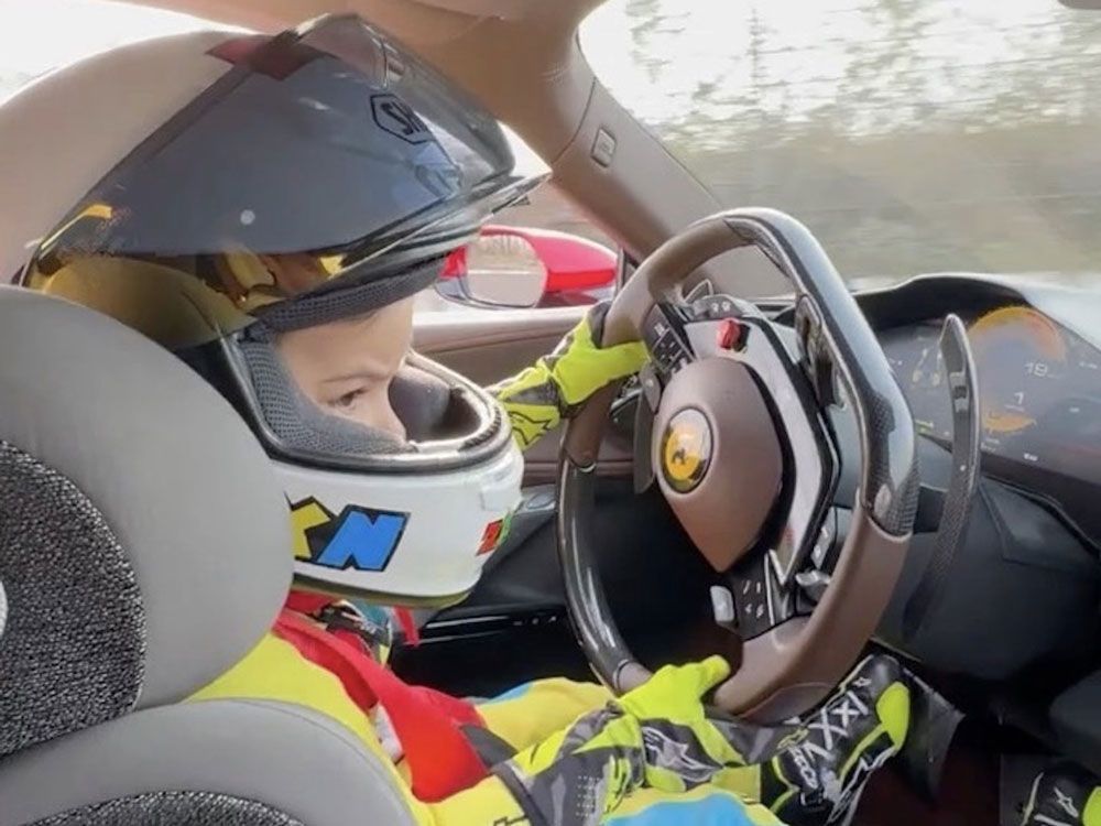 Wow, Bocah 3 Tahun Ini Sudah Terlatih Bawa Ferrari Bermanuver di Sirkuit!