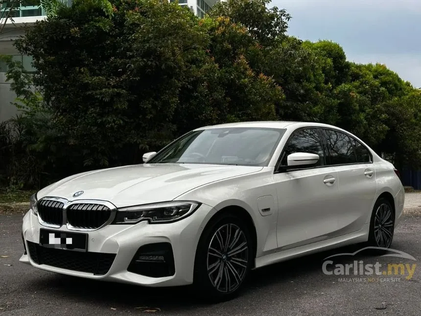 2022 BMW 330e M Sport Sedan