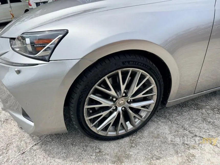 2017 Lexus IS 200t Luxury Sedan