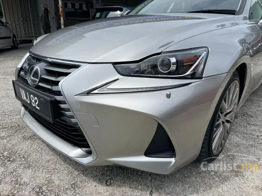 2017 Lexus IS 200t Luxury Sedan