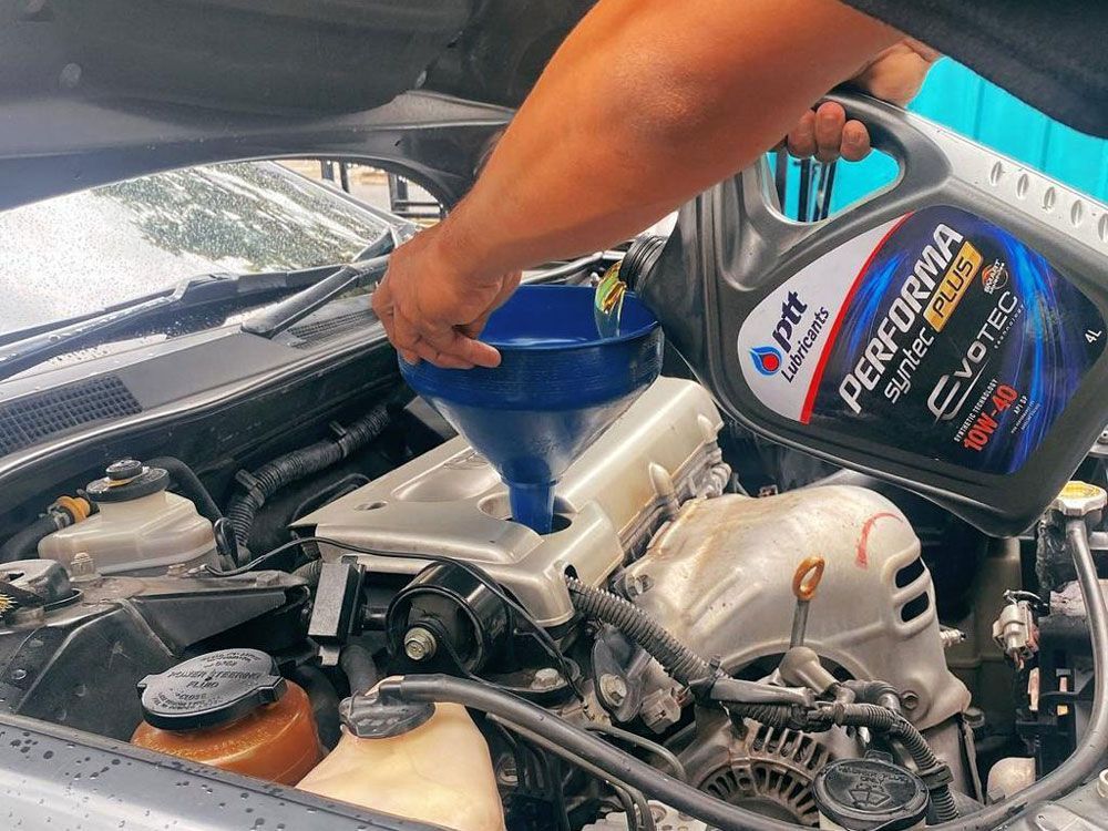 Jangan Telat Ganti Oli Mesin Mobil atau Motor, Efeknya Bisa Parah!