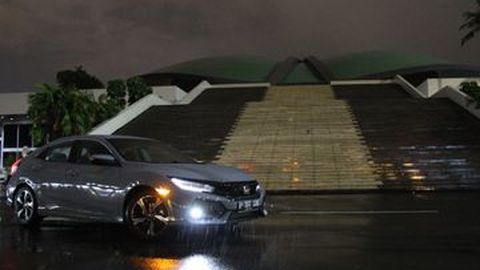 Terjebak di Kemacetan dengan Honda Civic Hatchback Turbo