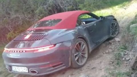 Aneh, Pria Tua ini Kerap Blusukan di Hutan dengan Sportscar Mahalnya