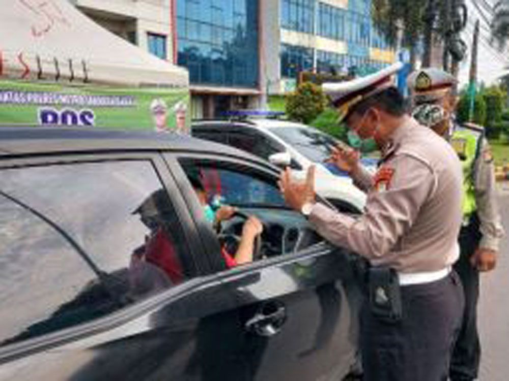 Hari Pertama PSBB DKI, Banyak Mobil Tak Patuhi Pembatasan Penumpang