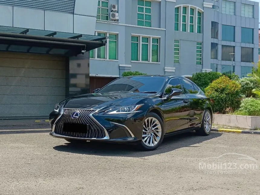 2021 Lexus ES 300h Ultra Luxury Sedan