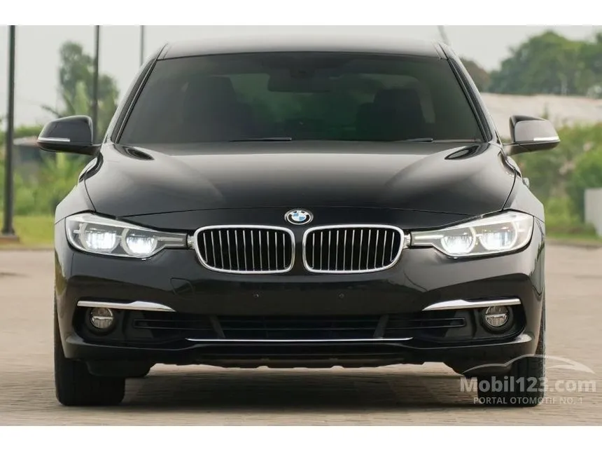 2018 BMW 320i Luxury Sedan