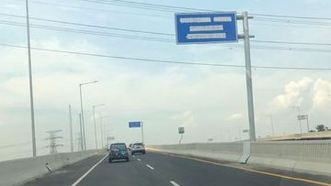 Rambu Lalu Lintas di Tol Layang Jakarta - Cikampek Dicoret