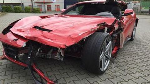 Tertarik Beli Ferrari F12berlinetta Ringsek?