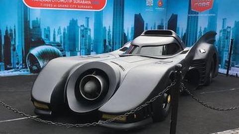 Batmobile Beri Kejutan di CFD Surabaya