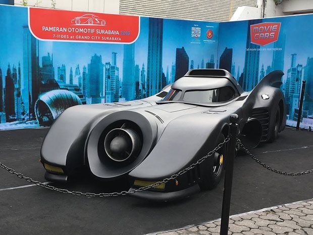 Batmobile Beri Kejutan di CFD Surabaya