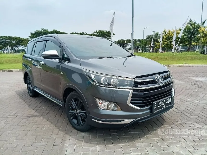 Jual Mobil Toyota Innova Venturer 2019 2.0 di Banten Automatic Wagon Abu