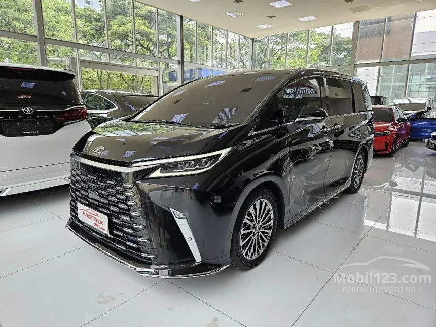 2025 Lexus LM 350h 7 Seater MPV