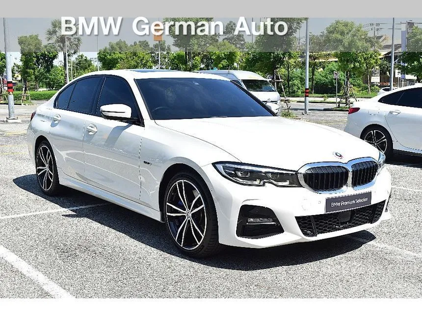 2022 BMW 330e M Sport Sedan
