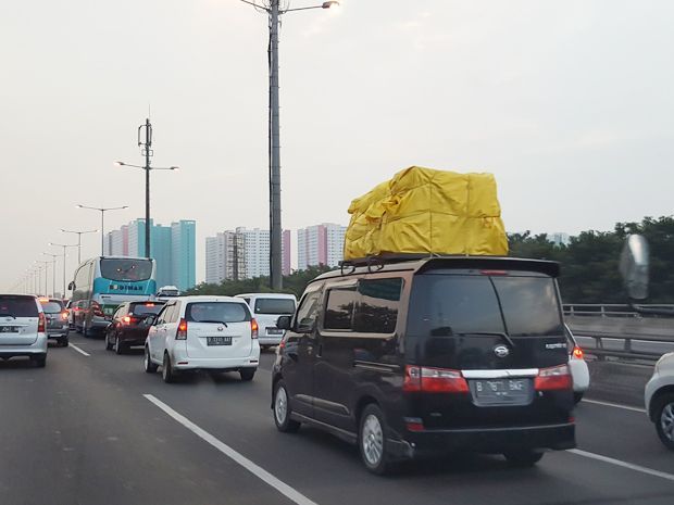 Pahami Aturan Membawa Barang di Atap Mobil