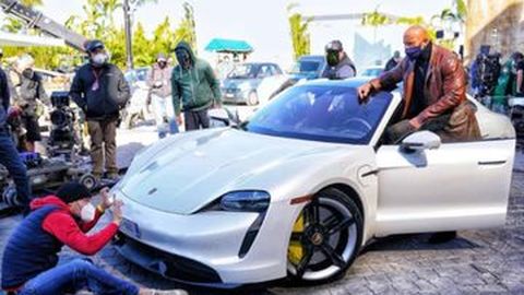 Kocak, Dwayne ‘The Rock’ Johnson Tidak Muat Duduk di Porsche Taycan
