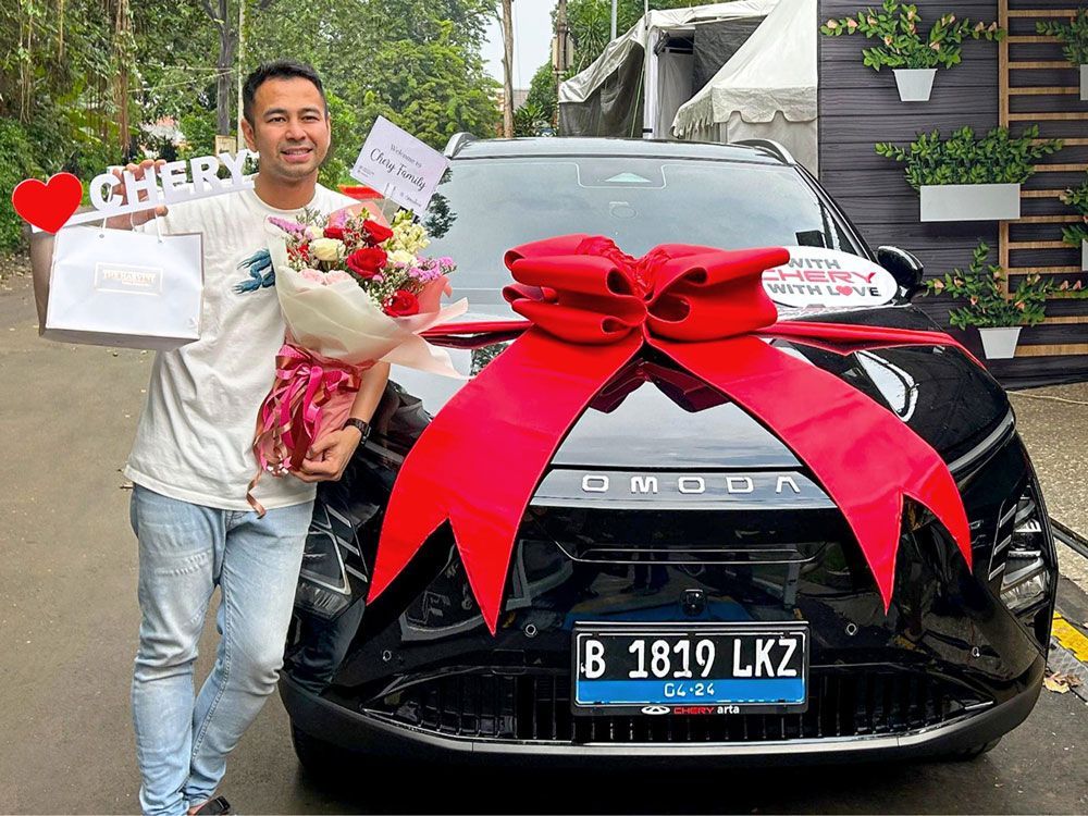 Raffi Ahmad Artis Pertama di Dunia yang Punya Chery Omoda E5 Setir Kanan
