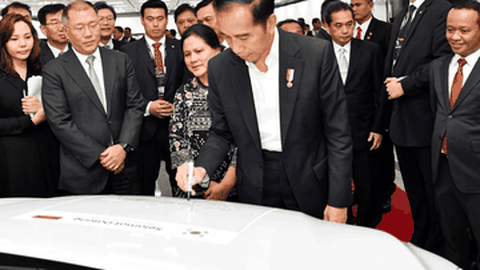 Jokowi Sempatkan Diri Lihat Mobil Hidrogen dan Teknologi Hyundai di Korea