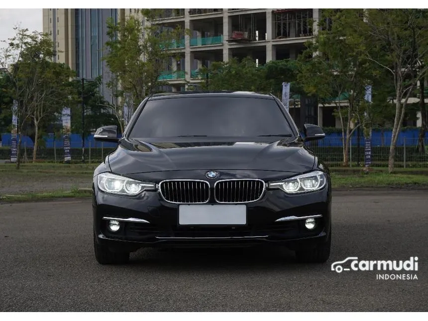 2018 BMW 320i Luxury Sedan