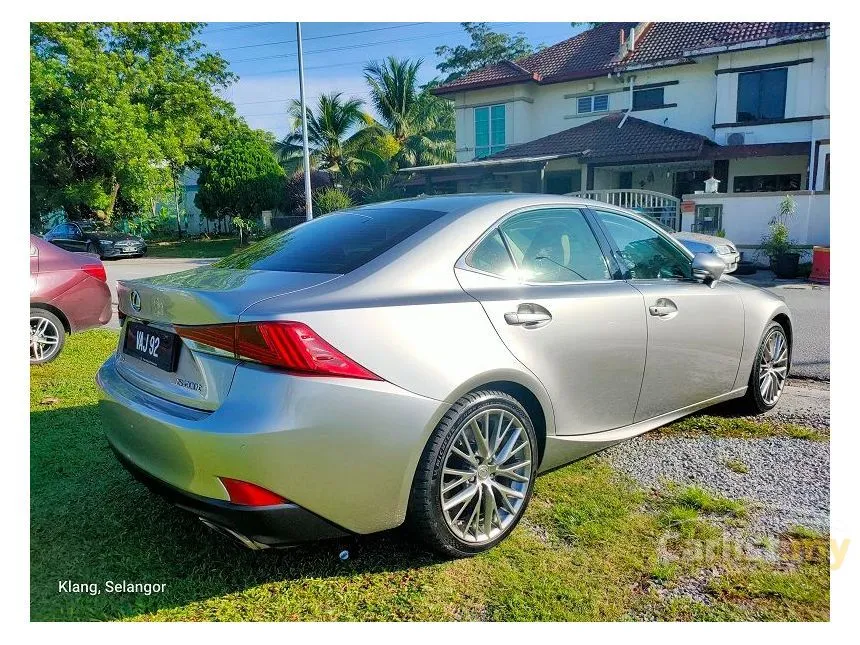 2017 Lexus IS 200t Luxury Sedan