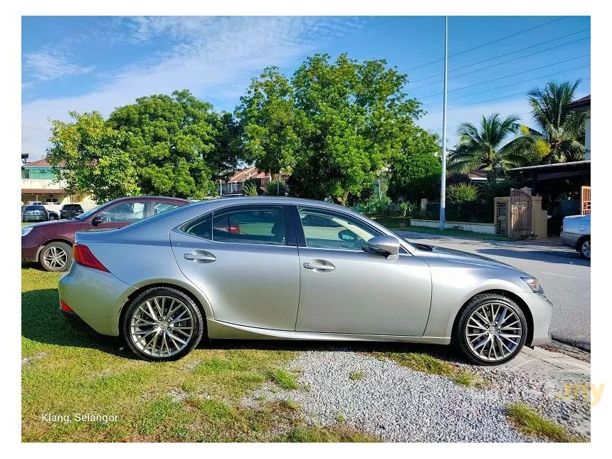 2017 Lexus IS 200t Luxury Sedan