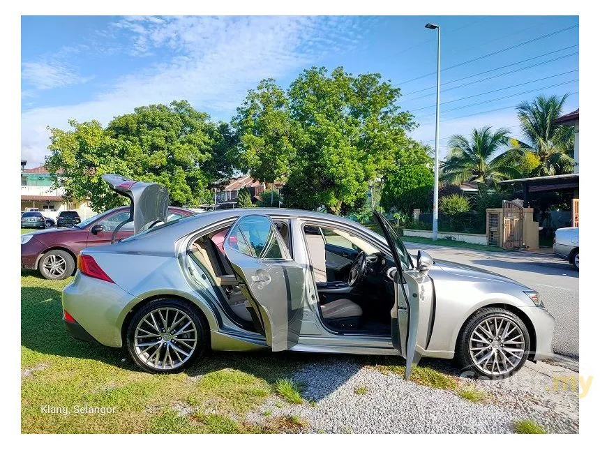2017 Lexus IS 200t Luxury Sedan