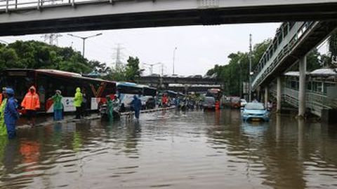 Awas, Ada 35 Titik Jalan Rusak di Jakarta Akibat Banjir