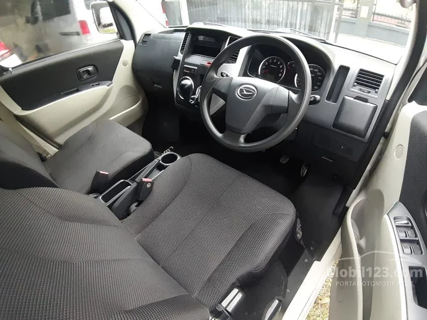 2014 Daihatsu Luxio D MPV