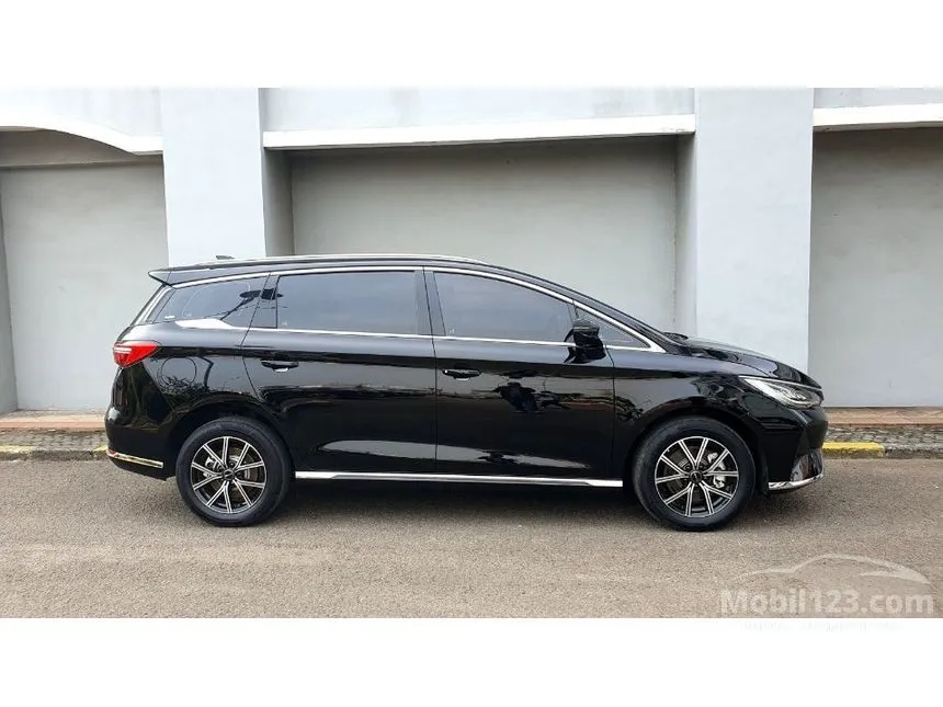 2025 BYD M6 Superior Captain 6 Seater MPV