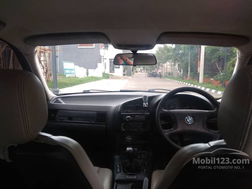 Jual Mobil BMW 318i 1993 1.8 Manual 1.8 di Jawa Barat Manual Sedan