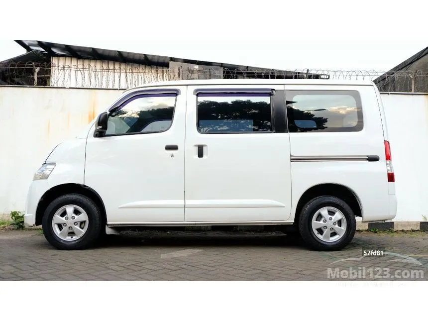 2022 Daihatsu Gran Max Mini Bus D Van