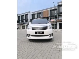 2013 Toyota NAV1 2.0 V MPV