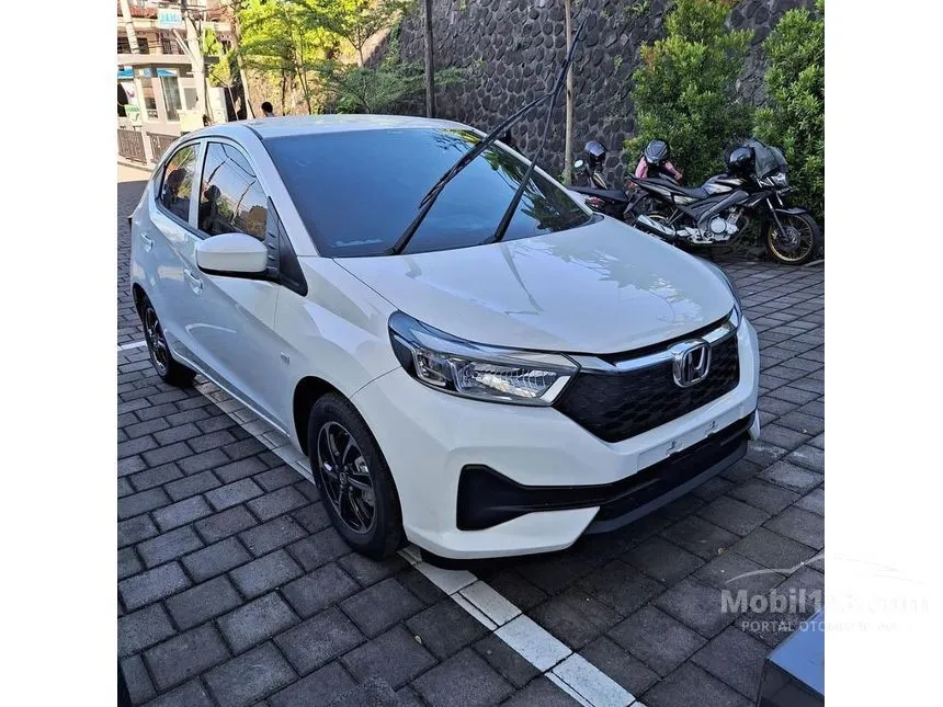 Jual Mobil Honda Brio 2024 E Satya 1.2 di Jawa Timur Manual Hatchback Putih Rp 181.400.000