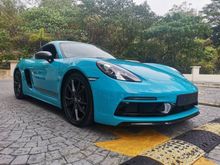 2019 Porsche 718 2.0 Cayman T Coupe / RARE IN MARKET / 20-inch Carrera S wheels / Sports Chrono Pack / 718 Cayman T stripes in agate grey