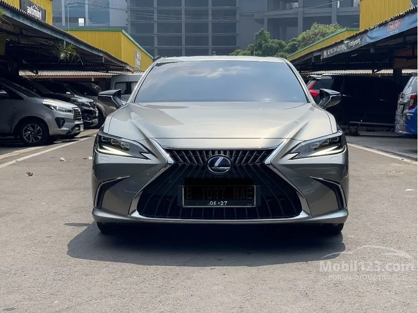 2022 Lexus ES 300h Ultra Luxury Sedan