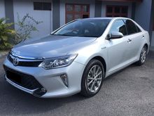2018 Toyota Camry 2.5 Hybrid Luxury Sedan - LIKE NEW