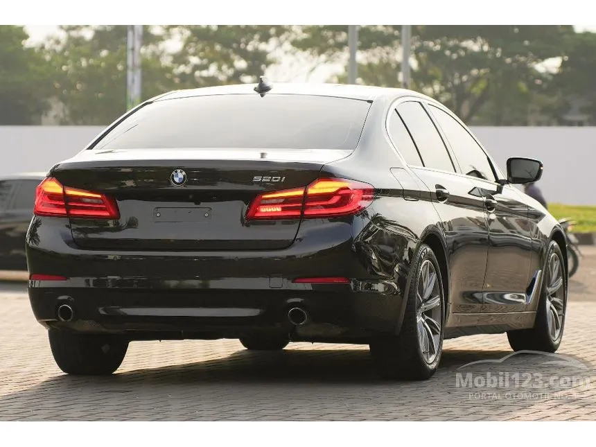 2020 BMW 520i Luxury Sedan