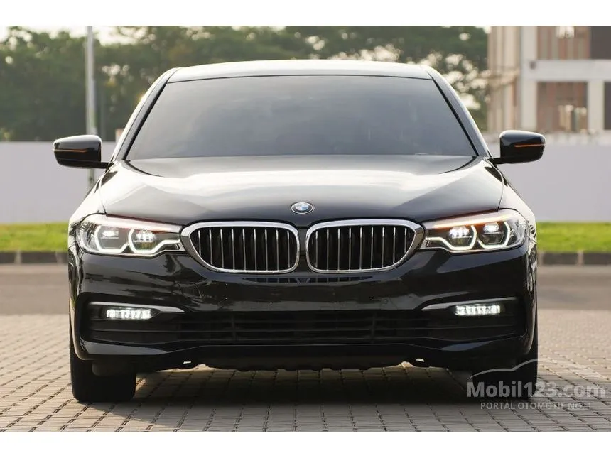 2020 BMW 520i Luxury Sedan